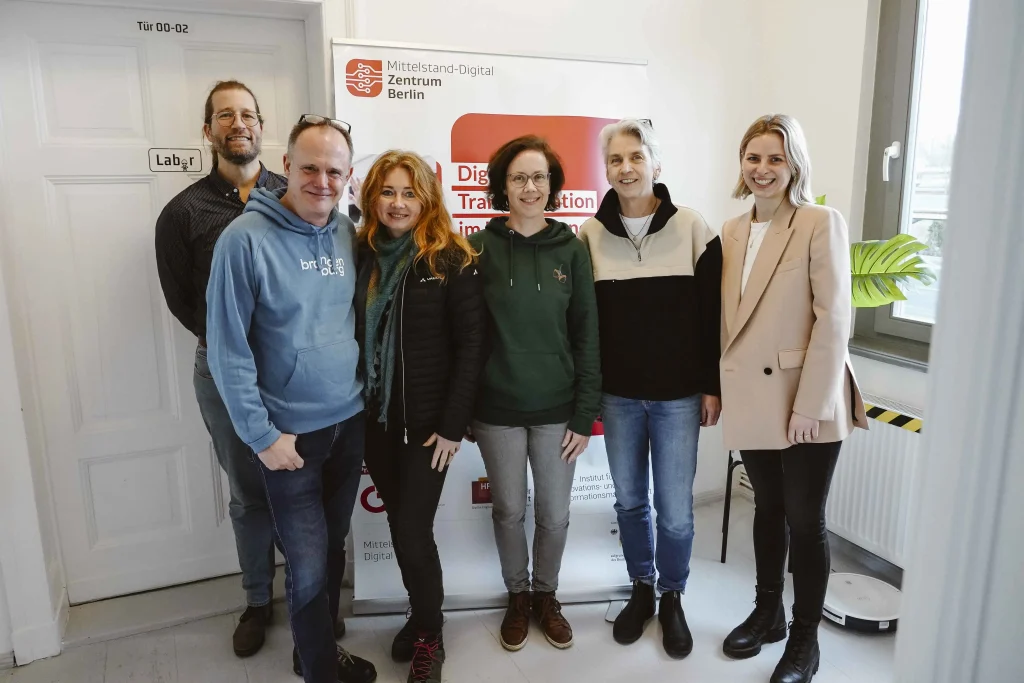 6 Personen aus dem Unternehmen und vom Projektumsetzer auf einem Gruppenbild